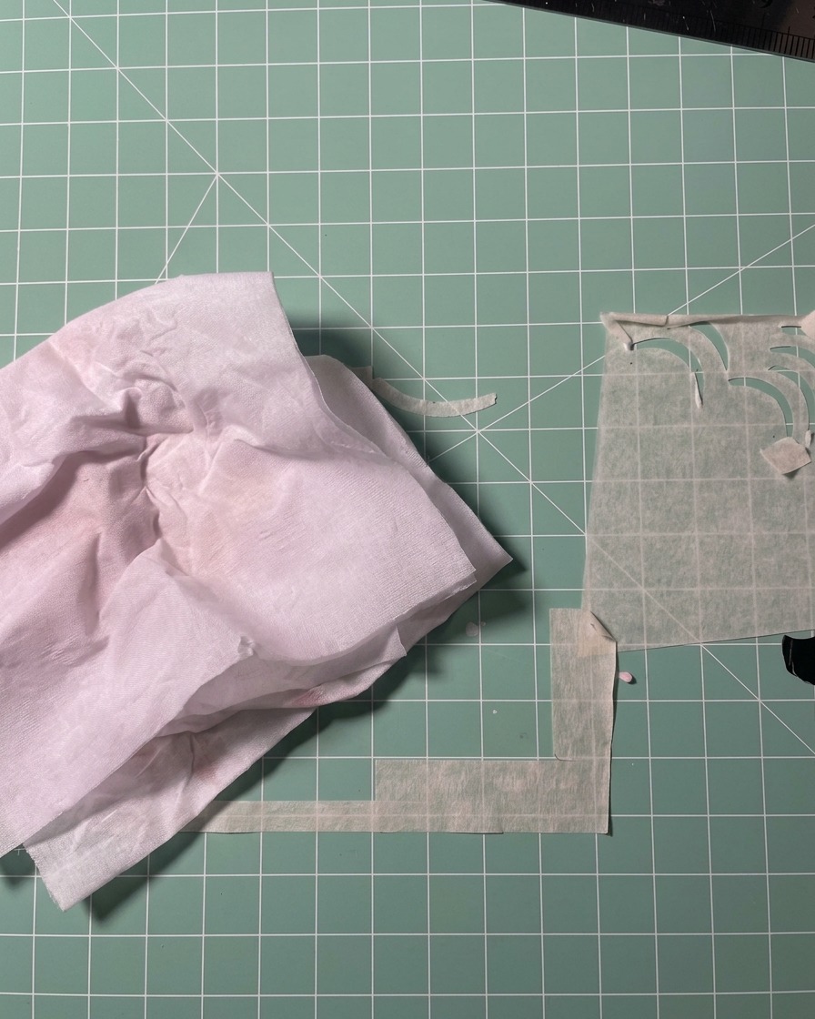 Application dun gel de finition transparent sur le design en dégradé.