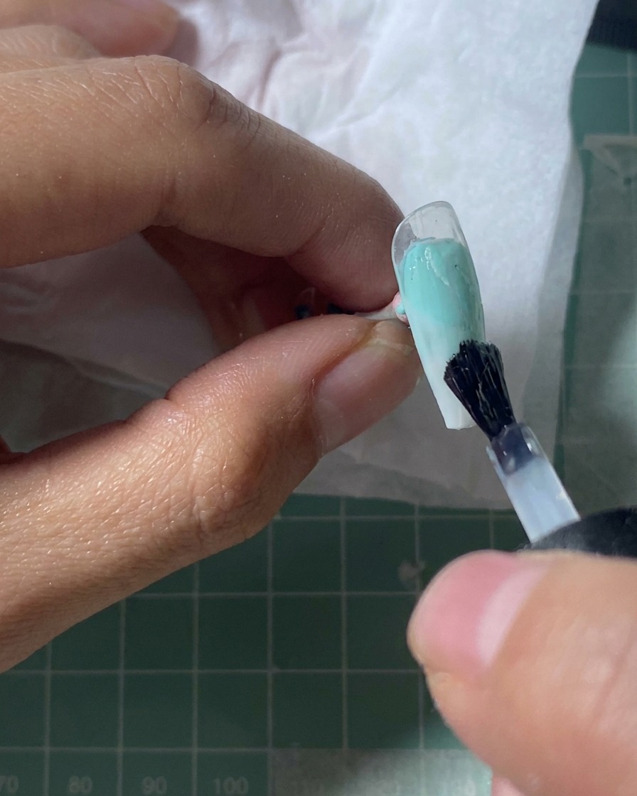 Une capsule sous une lampe UV, paraissant fixée et brillante.