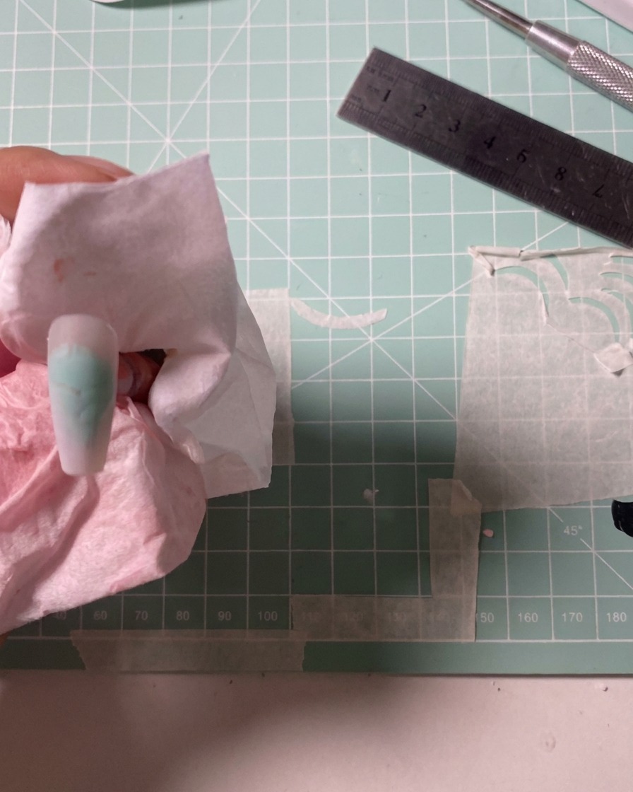 Utilisation dun aérographe pour appliquer une couleur vieux rose sur une capsule.