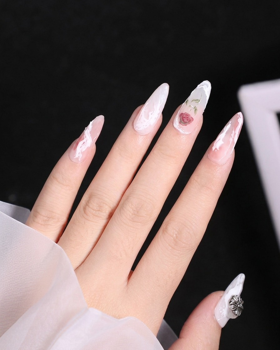 Un gros plan dun pinceau liner appliquant du gel blanc pour former les contours des pétales supérieurs dune rose sur un ongle.