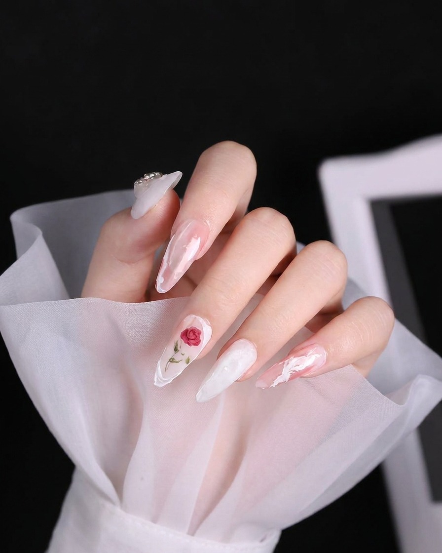 Un gros plan dun pinceau à ongles appliquant une ligne blanche épaisse et texturée de gel 3D sur un ongle rose pâle.