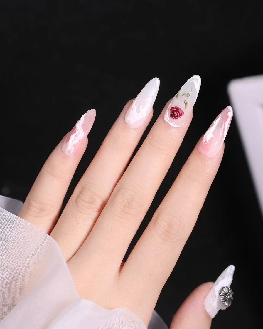 Gros plan dun ongle avec une ligne de gel en relief blanche ondulée dessinée sur le côté de longle.