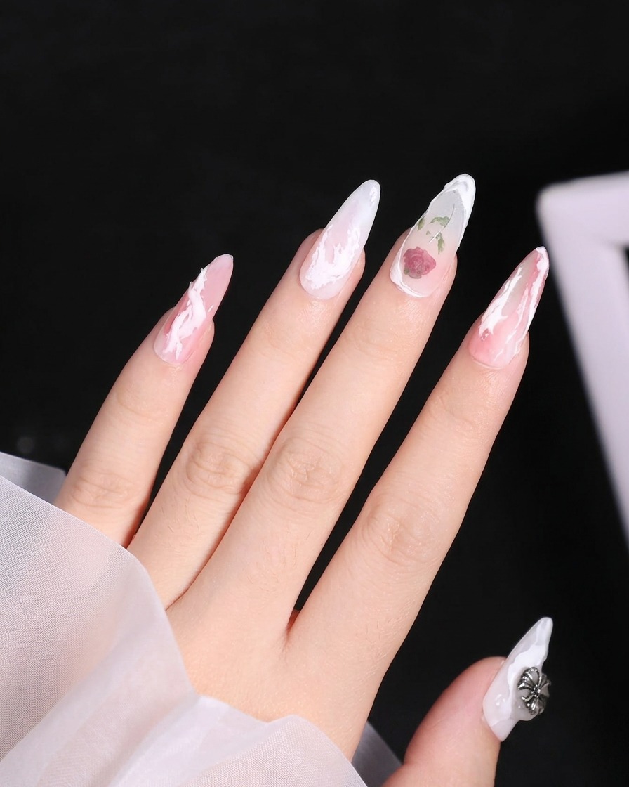 Un gros plan dun pinceau à ongles appliquant une ligne blanche courbée en relief de gel 3D près de la cuticule de lannulaire.