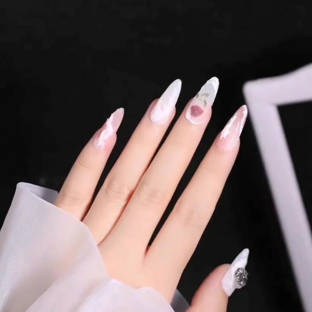 Une image rapprochée montrant une deuxième courbe blanche 3D superposée à la première sur un ongle de pouce.