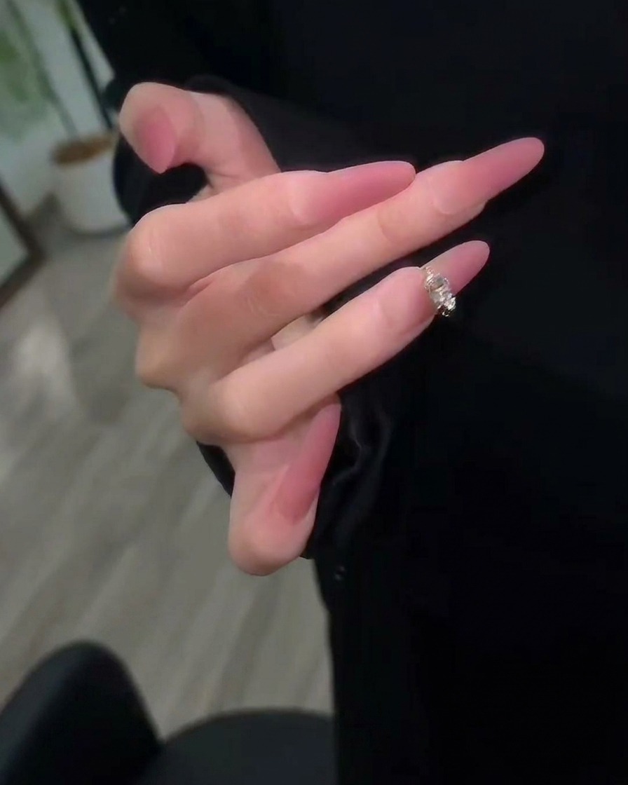 Une fine couche de vernis gel mauve appliquée uniformément sur un ongle.