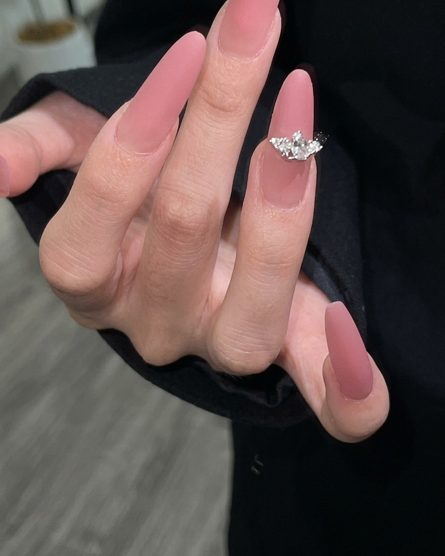 Une seconde couche de vernis gel mauve appliquée pour assurer une couvrance totale.