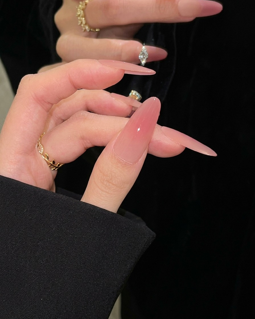 Une main posée à plat dans une lampe LED avec les ongles positionnés pour une catalysation finale.