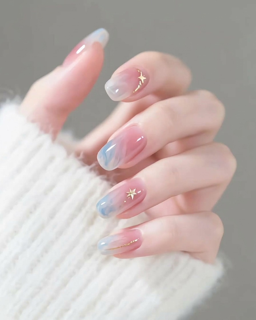 Gros plan sur un pinceau à ongles estompant délicatement du pigment bleu sur la surface dun ongle naturel.
