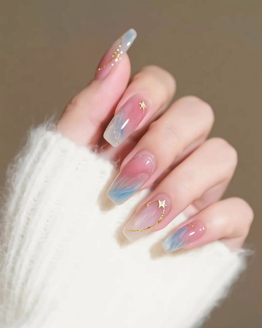 Une main posée sous une lampe UV/LED professionnelle, avec les ongles aux reflets bleus visibles.