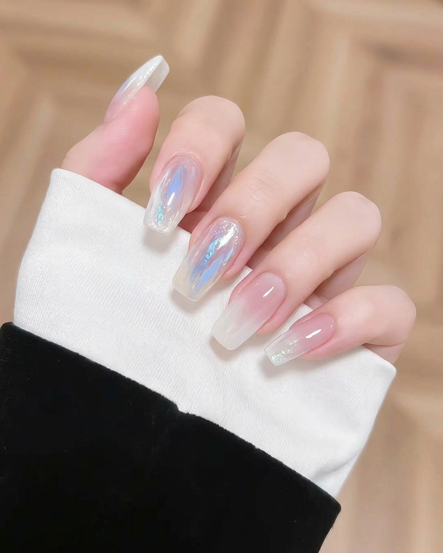 Un pinceau fin déposant une touche de pigment bleu concentré sur longle pour ajouter de la profondeur.