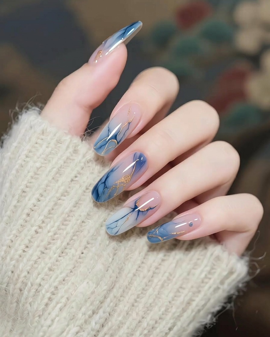 Une pince tenant un délicat charm en forme détoile dorée juste au-dessus dun ongle.