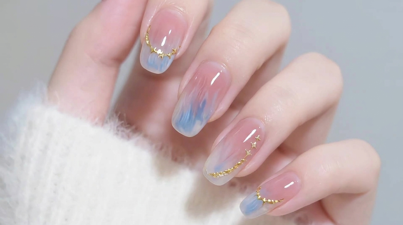Ongles en dégradé aquarelle bleu avec étoiles dorées — Tutoriel pas à pas
