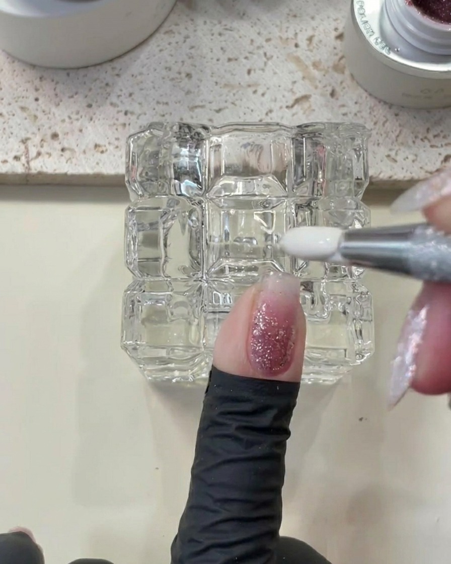 Un outil en métal utilisé pour nettoyer lexcès de gel autour de la cuticule dun ongle.