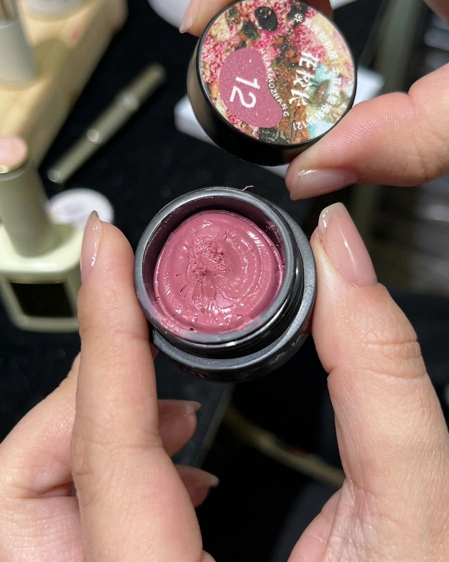 Ouverture dun petit pot de gel magnétique cat-eye rose montrant sa texture onctueuse.