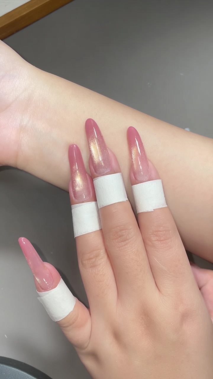 Ongles Stiletto Dégradé Pêche et Effet Cat Eye Doré — Tutoriel