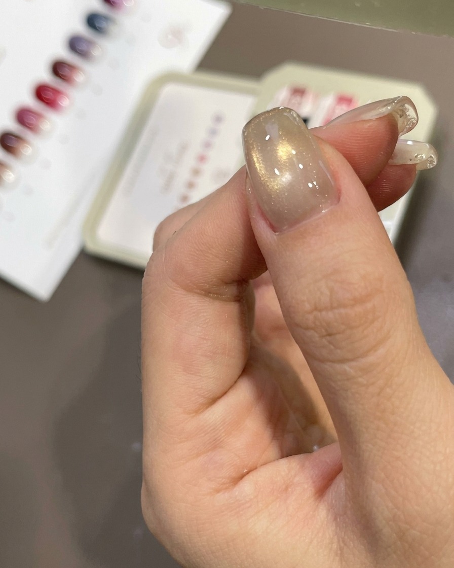 Un ongle essuyé avec une lingette non pelucheuse pour retirer la couche collante.