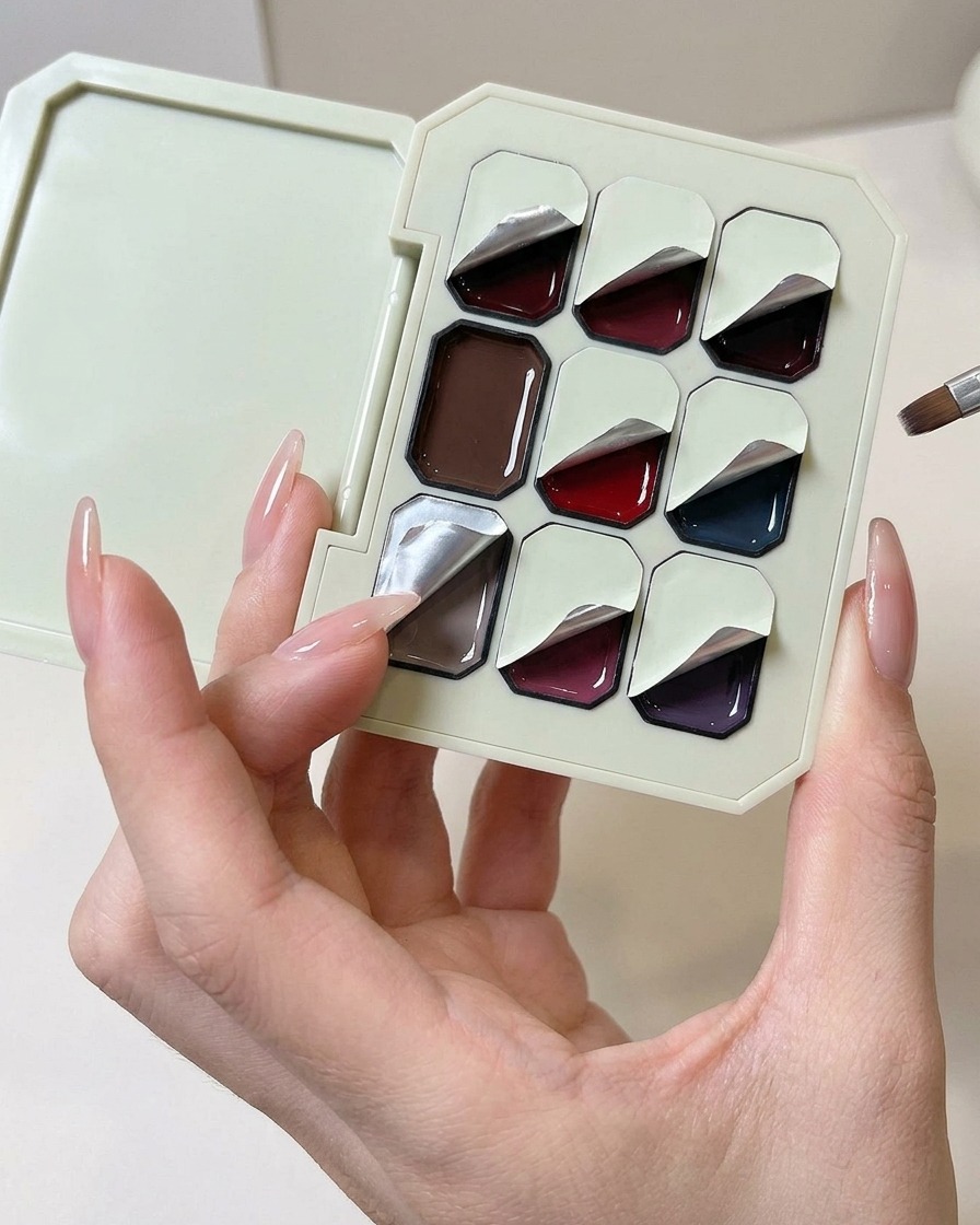 Une éponge en mousse pressée dans une palette de gel solide violet clair.