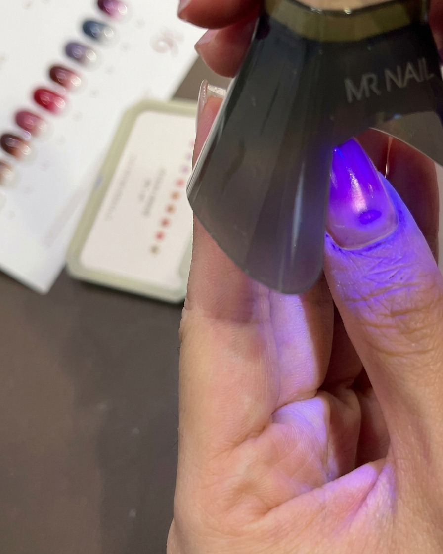 Le coin dune éponge propre prélevant du gel bleu profond sur une palette.