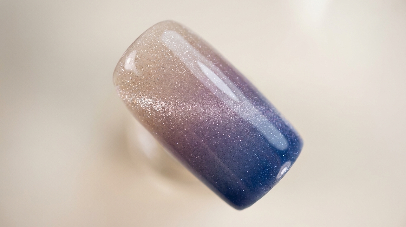 Ongles en gel ombré bleu et violet effet œil-de-chat — Tutoriel étape par étape