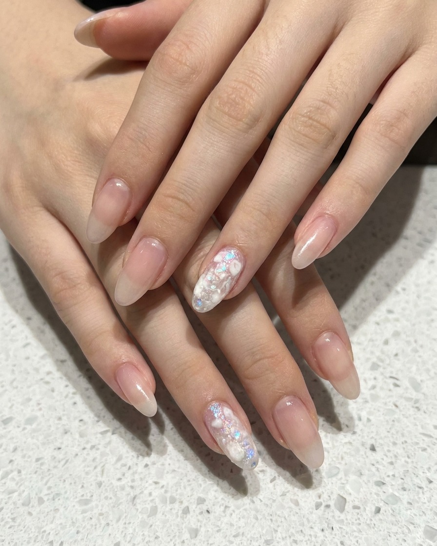 Éponge appliquant du vernis blanc en dégradé sur la base nude.