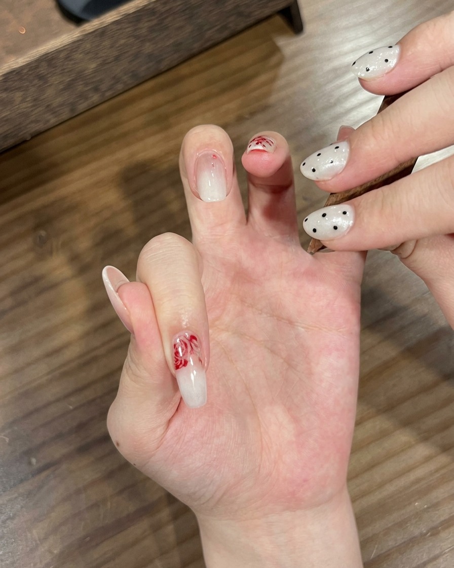 Gros plan montrant une lime à ongles utilisée pour affiner soigneusement le côté dun ongle en forme damande.