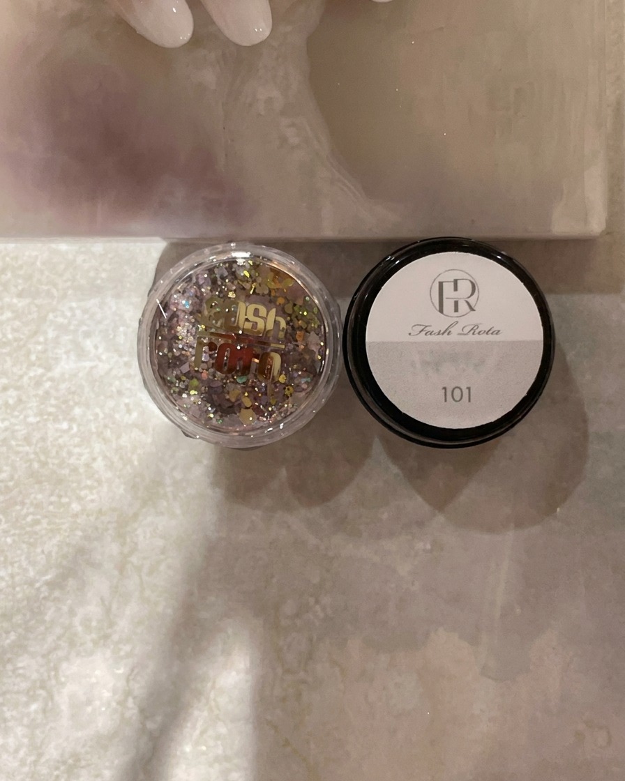 Un pinceau à ongle applique une nouvelle couche de gel blanc laiteux 101 sur le bout dun ongle possédant déjà un dégradé subtil.