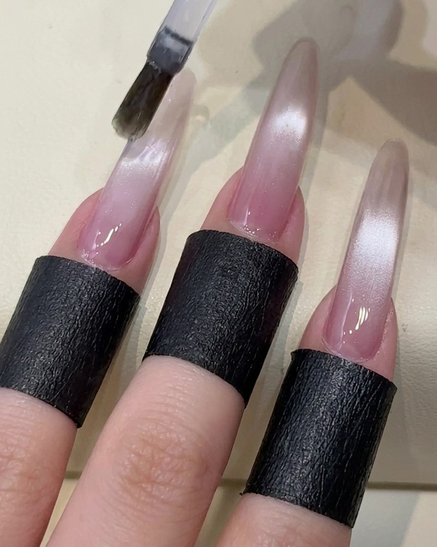 Pinceau appliquant un top coat transparent sans résidu sur longle cat-eye.