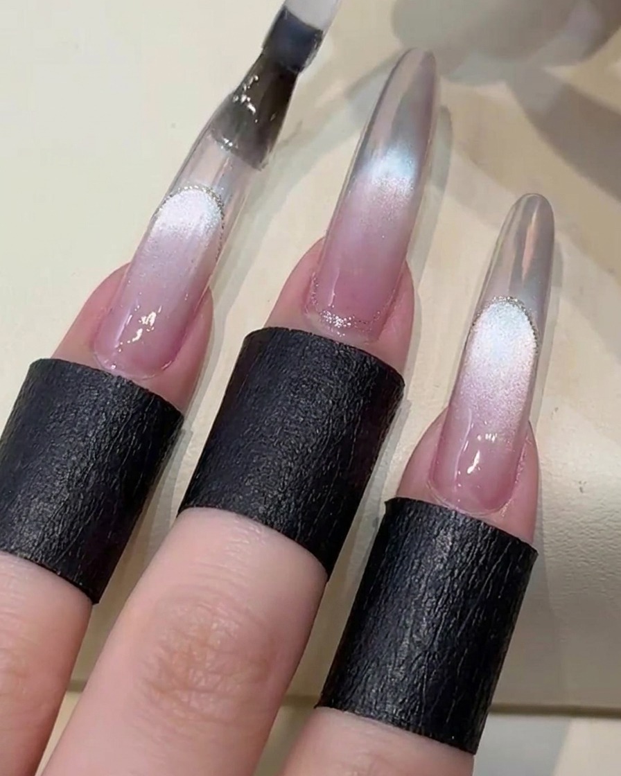 Pinceau gel appliquant un top coat transparent sur le design avant la lampe UV.