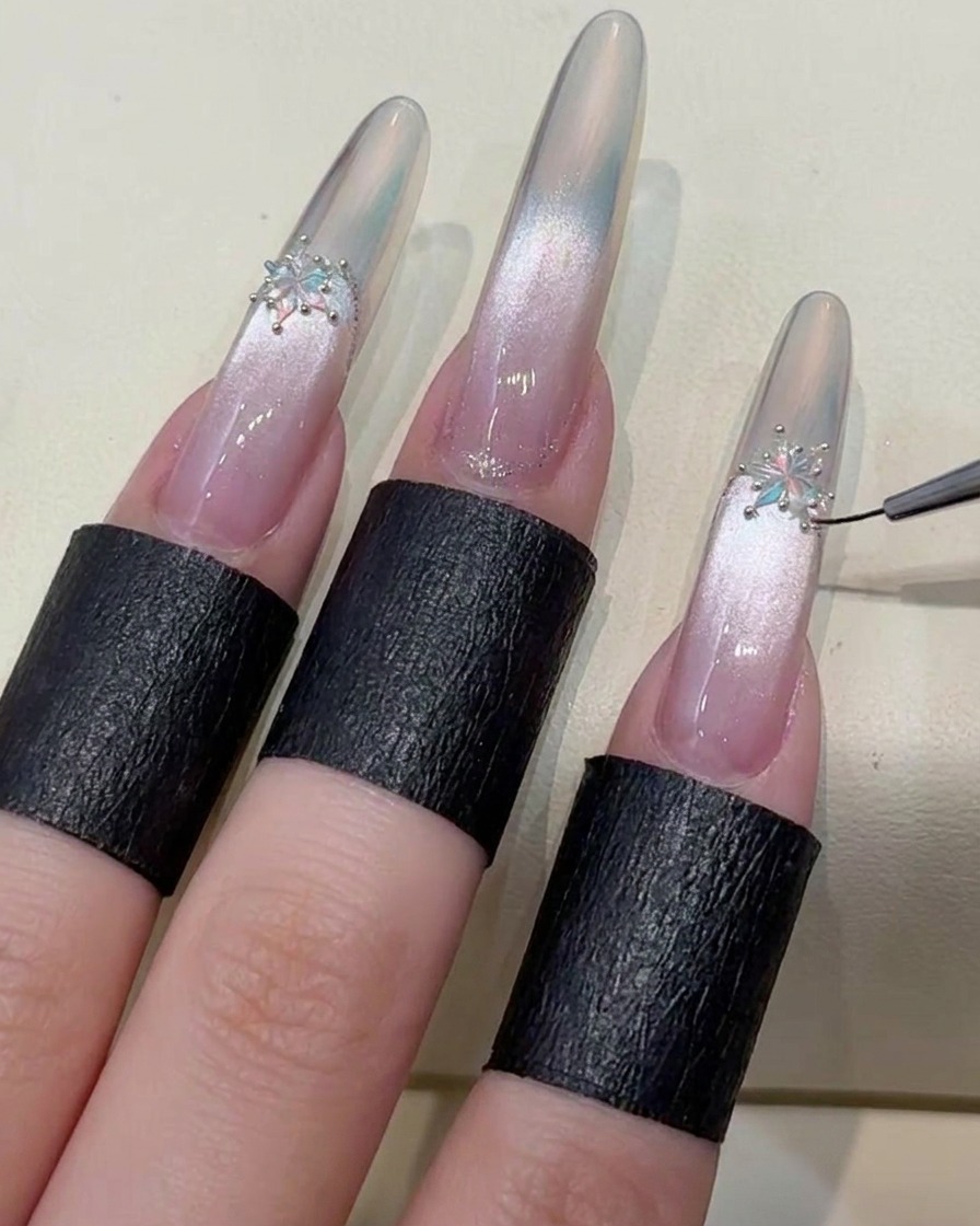 Pinceau appliquant un top coat haute résistance autour des cristaux.