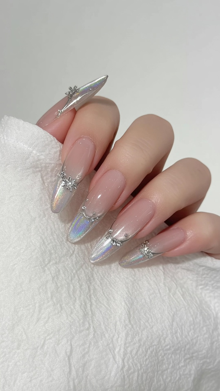 Manucure Hivernale : Ongles Aurora Chrome et Cat-Eye