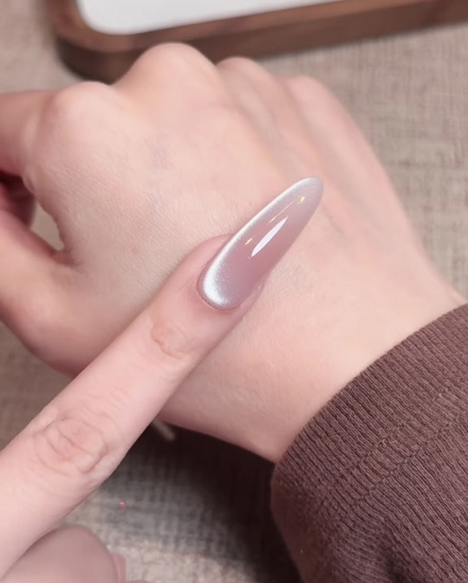 Un coton non pelucheux utilisé pour nettoyer la surface dun ongle en gel catalysé.
