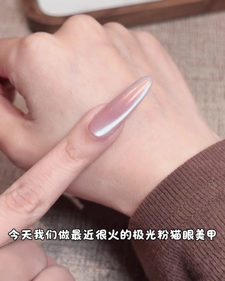 Une éponge à maquillage appliquant du pigment rose au centre de longle nude pour créer un dégradé diffus.