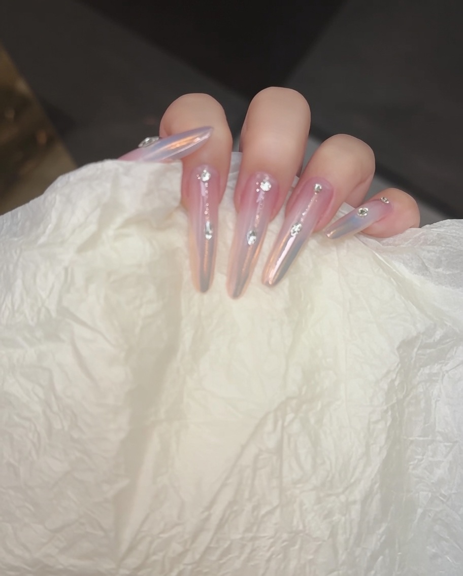 Un pinceau ajoutant une seconde couche de gel blush pour intensifier le dégradé.