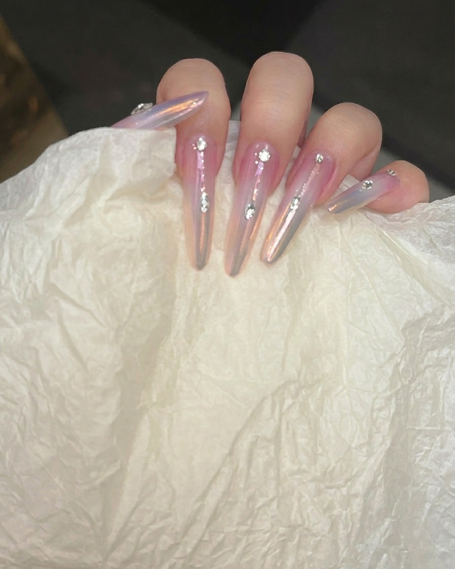 Un outil tapotant délicatement le gel blush pour parfaire le dégradé.