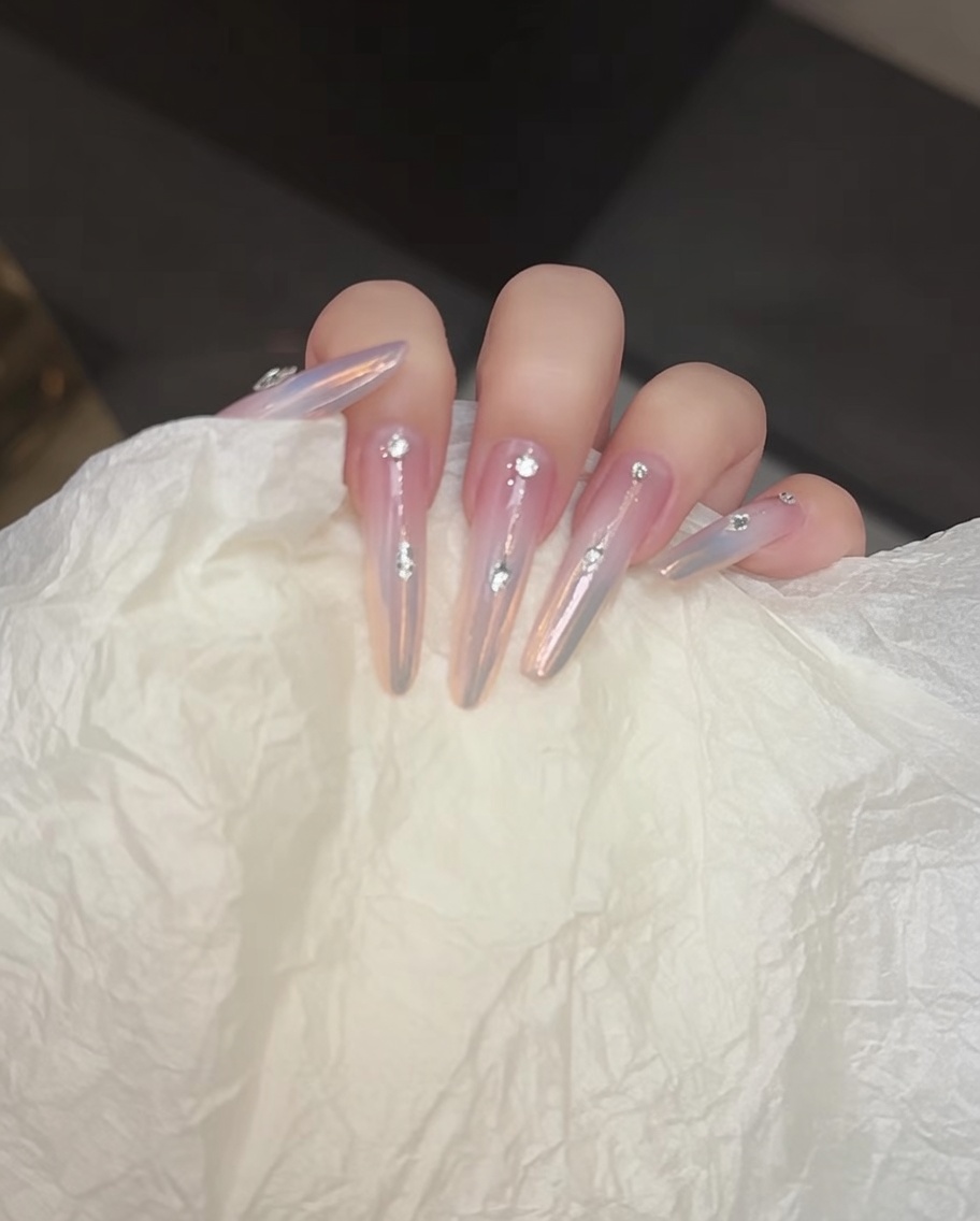 Un pinceau appliquant un top coat transparent sans résidu sur longle.
