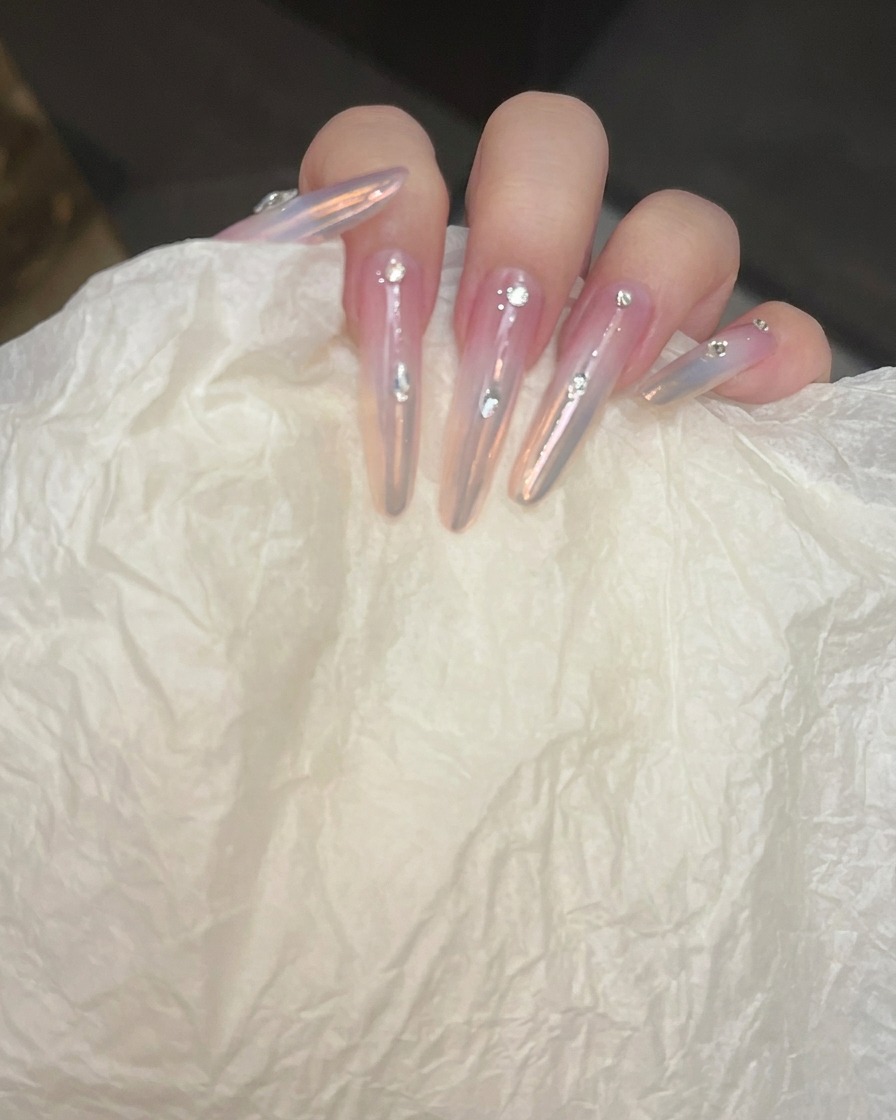 Ongles en cours de catalyse sous une lampe UV/LED professionnelle.