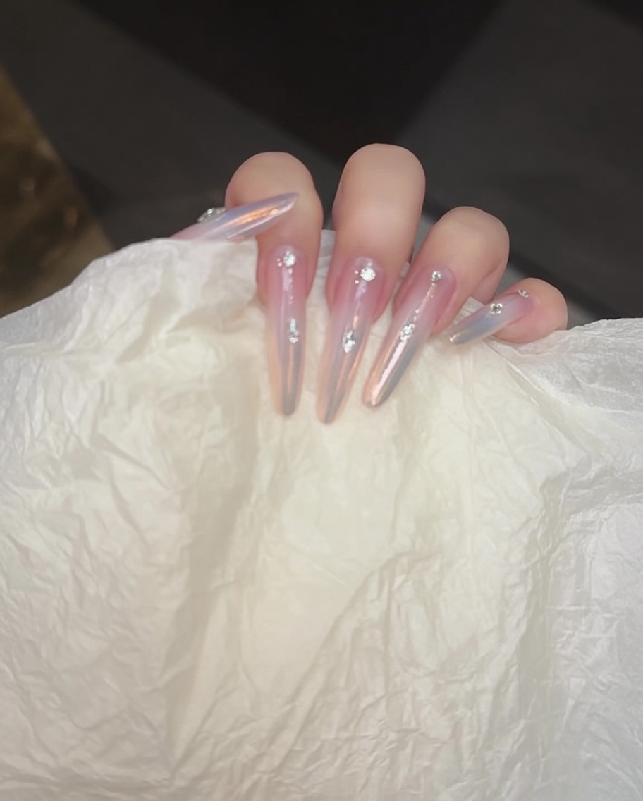 Application dune couche de gel dur sur la surface et les strass pour sceller le design.