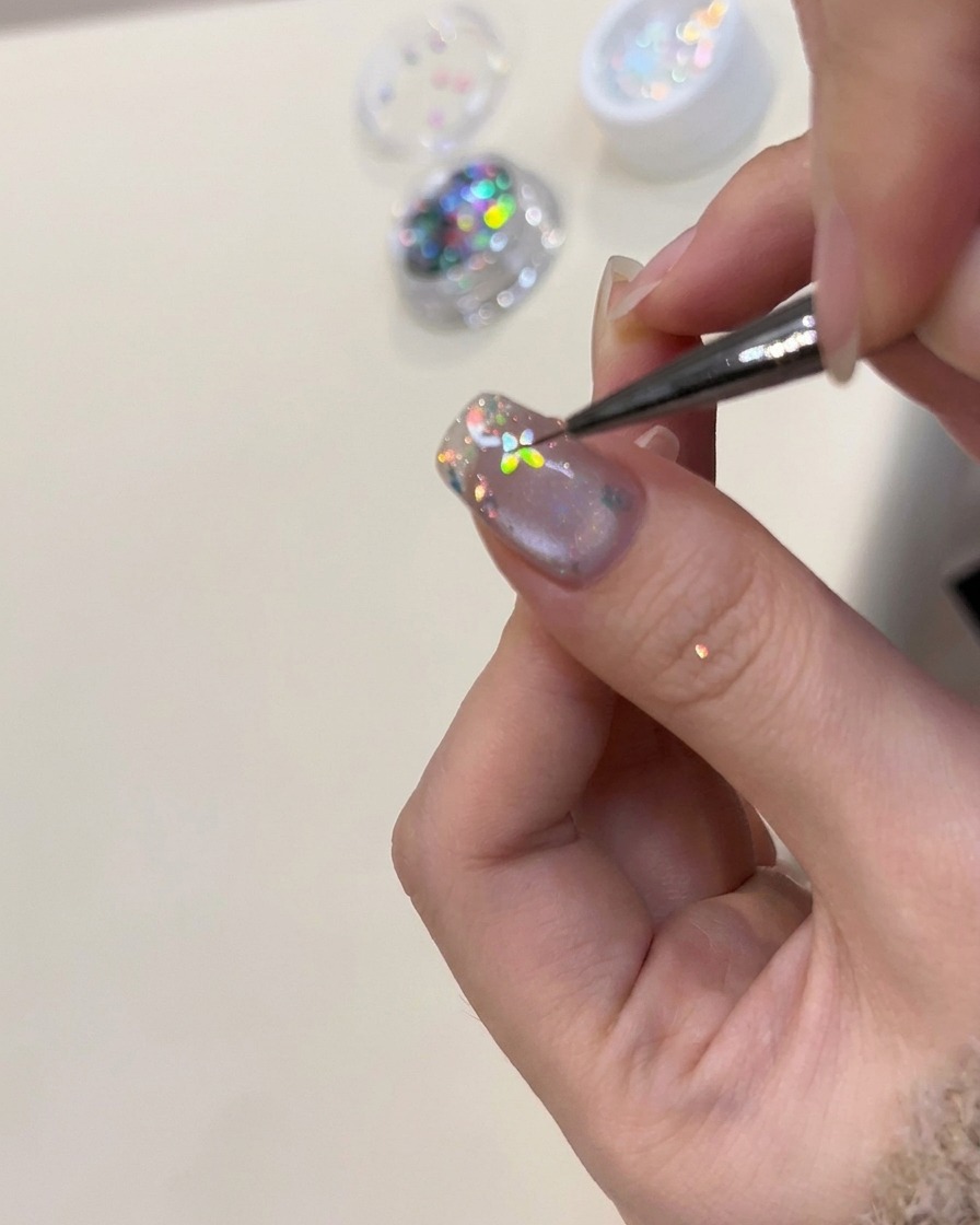 Vue rapprochée dun doigt sous une lampe UV pendant le processus de catalyse.