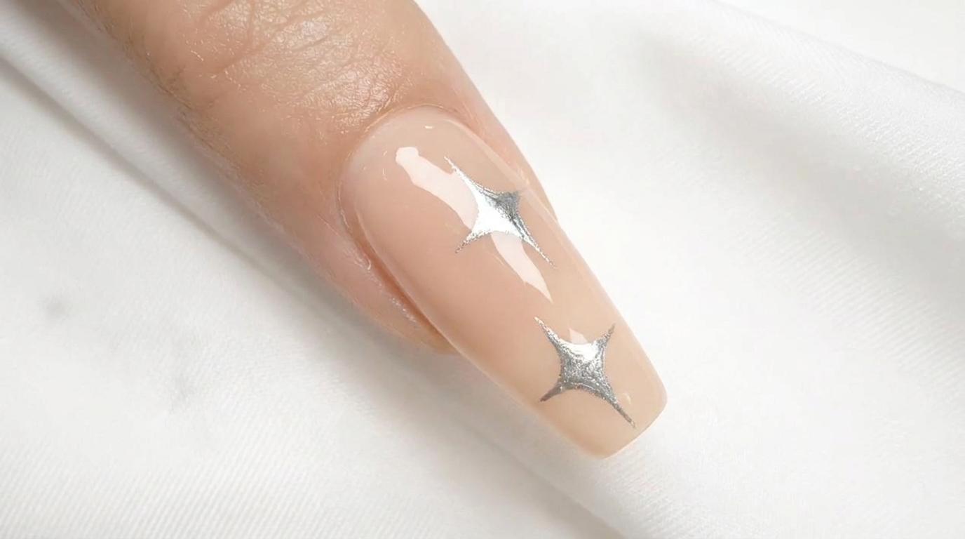 Manucure Minimaliste : Ongles Nude aux Étoiles Argentées — Tutoriel Pas à Pas