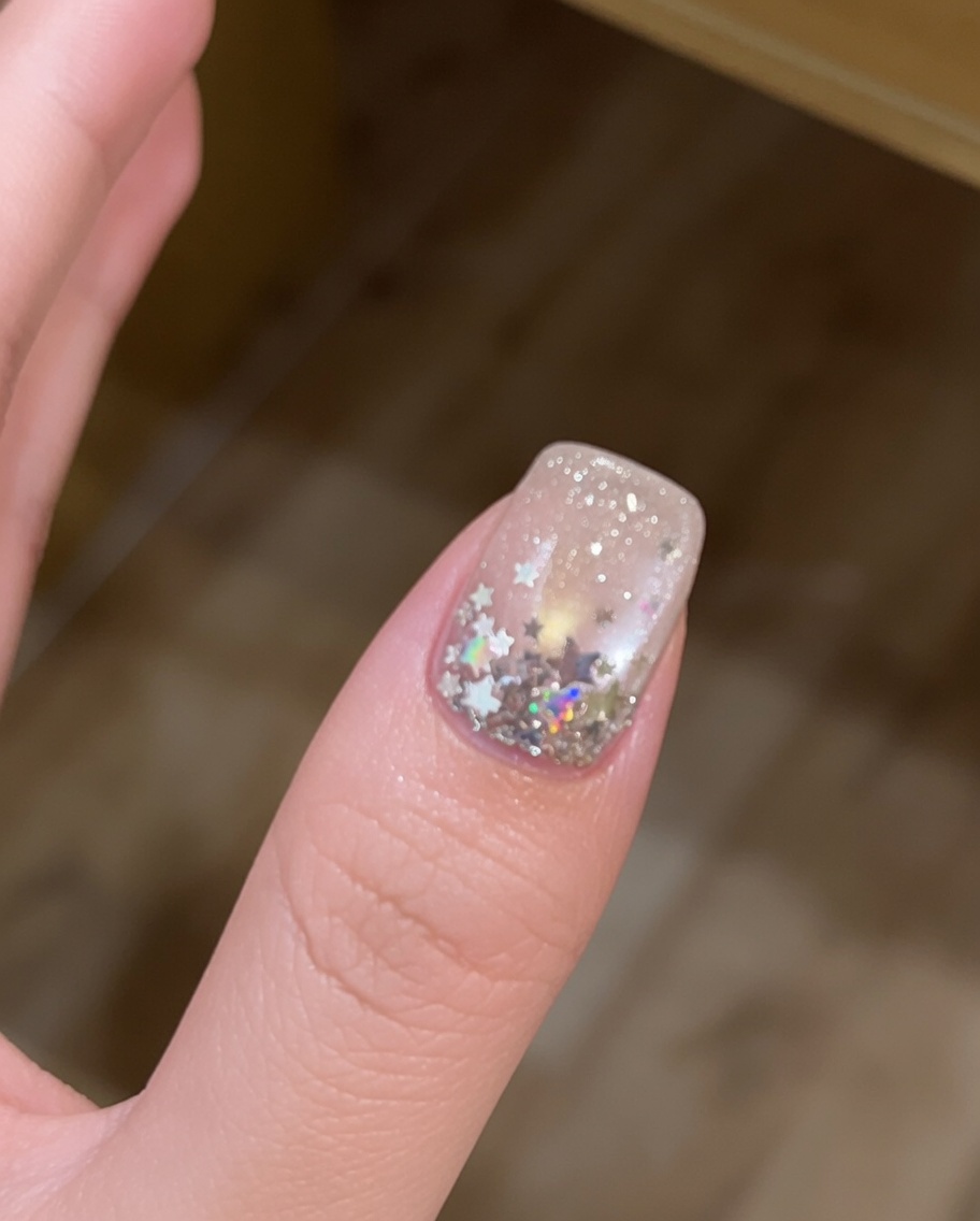 Un pinceau appliquant une couche claire et visqueuse de gel de construction sur un ongle œil de chat catalysé.