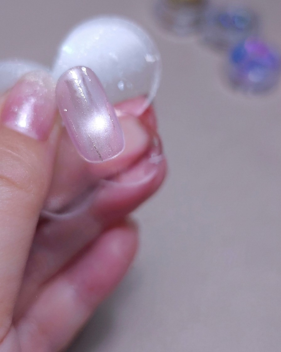 Un ongle en cours de catalyse dans une lampe à ongles LED.