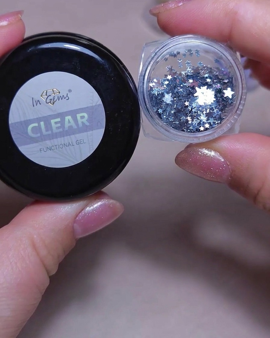Une petite goutte de gel de construction transparent appliquée au centre dun ongle manucuré.