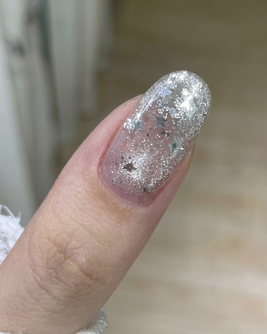 Une main retirant proprement une bande dancien vernis semi-permanent de la surface dun ongle.