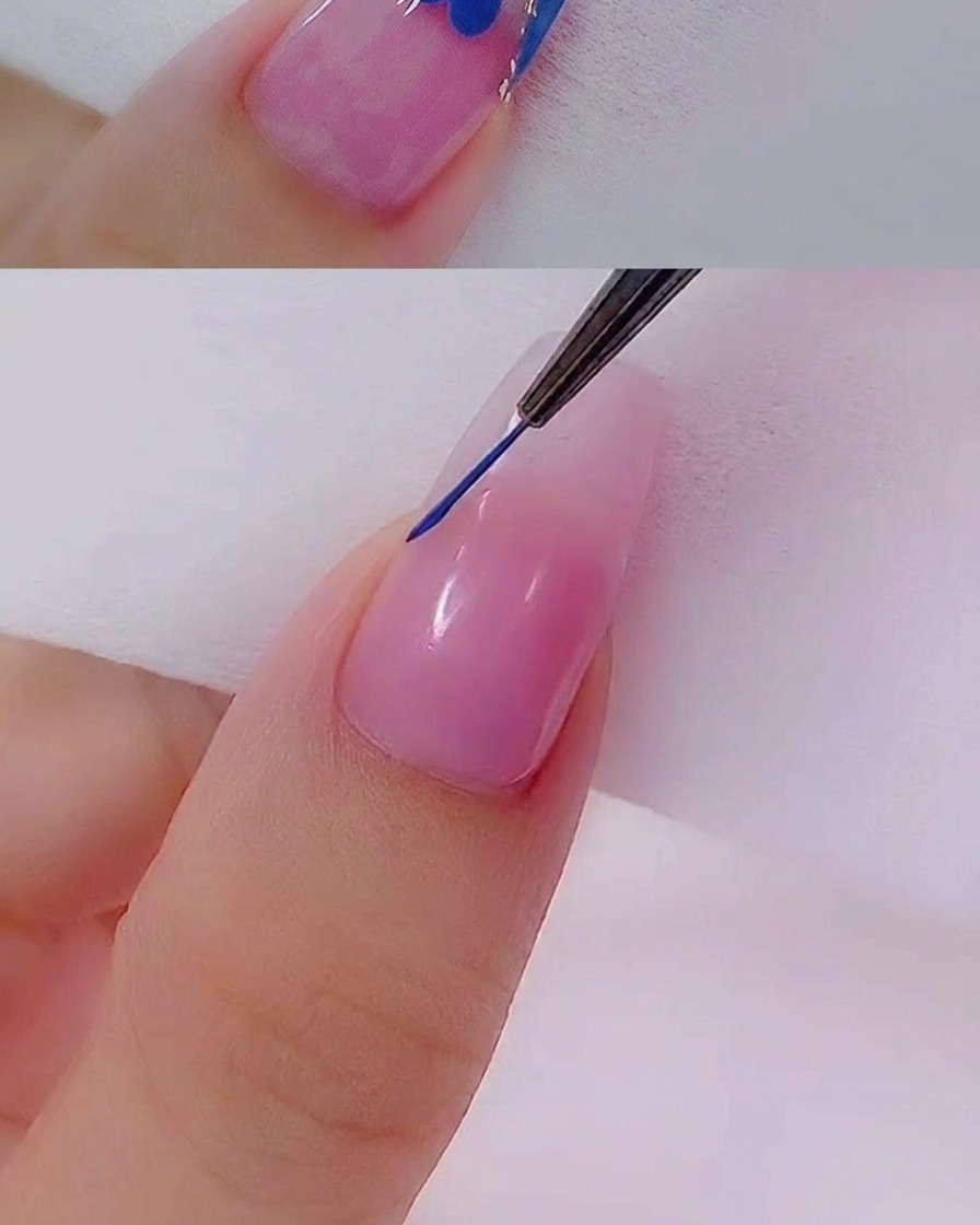 Gros plan dun pinceau liner créant une ligne bleue précise sur le bord dun ongle.