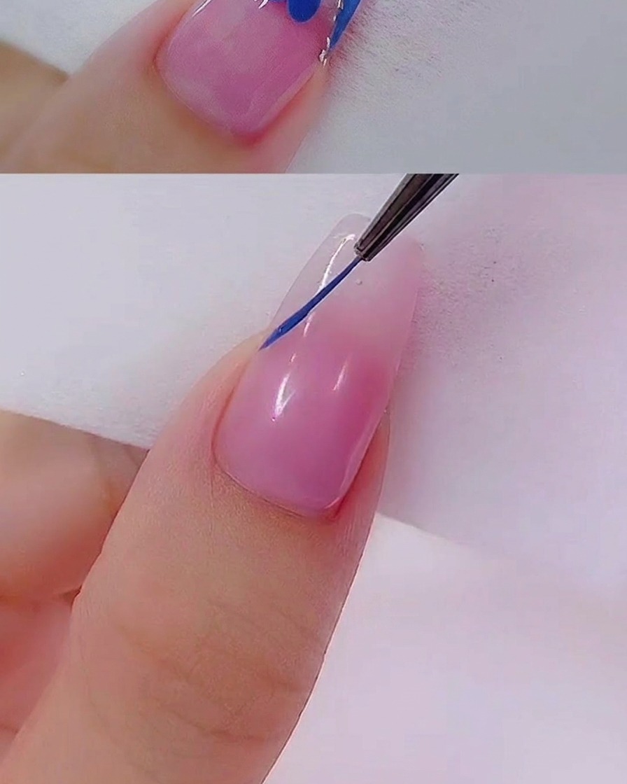 Un pinceau gel plat remplissant la zone de la French avec du vernis gel bleu opaque.