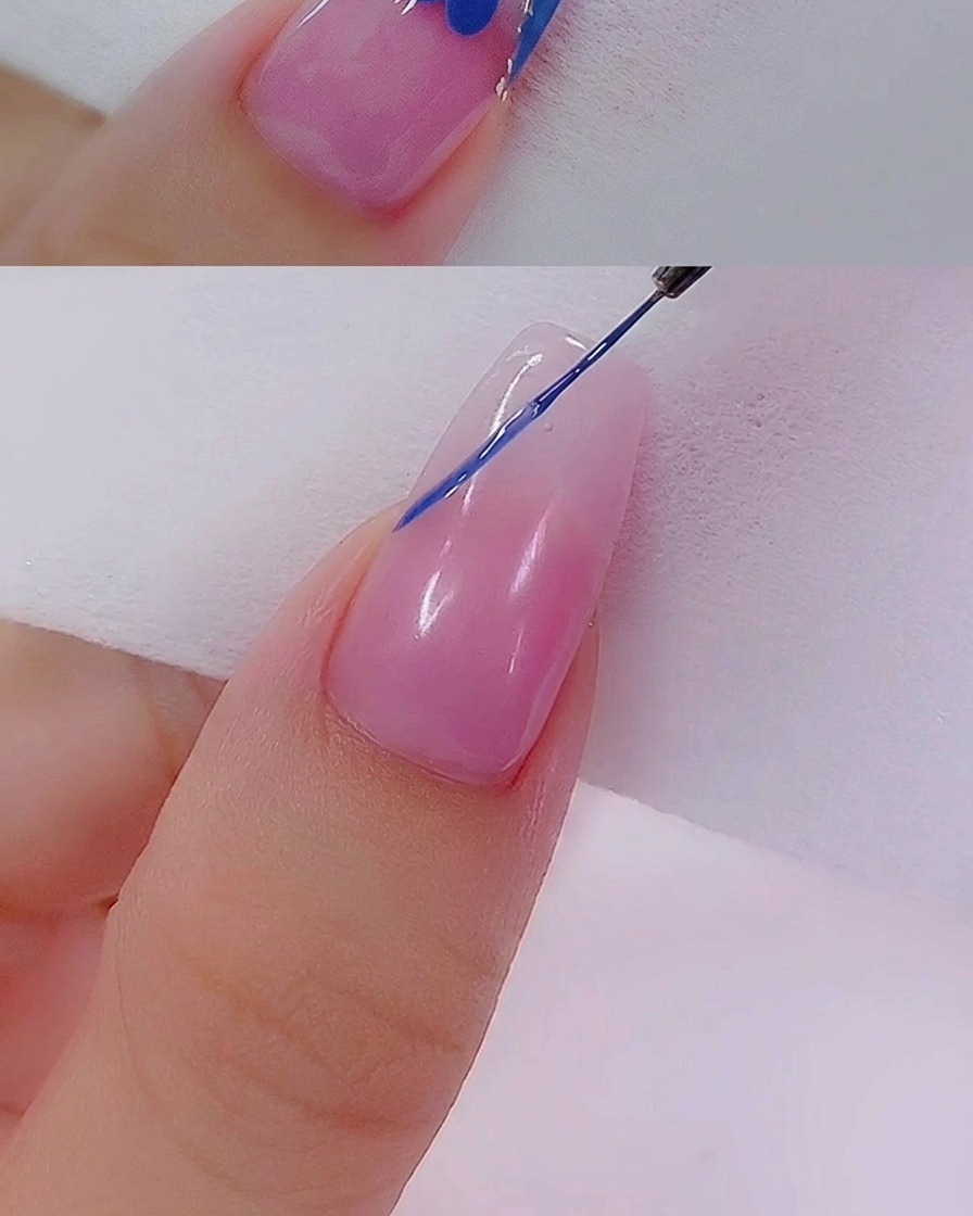 Un pinceau gel appliquant une deuxième couche de vernis bleu sur la French pour une couverture uniforme.