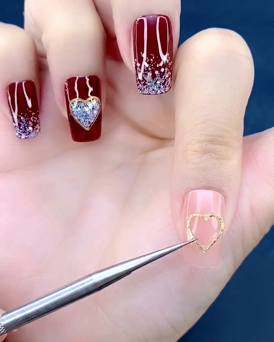 Gros plan dun pinceau à nail art déposant une petite goutte de gel adhésif transparent au centre dun ongle.