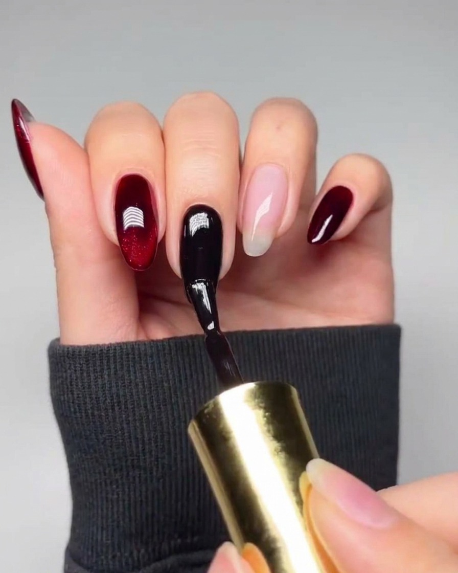 Une pince à épiler positionnant un petit pochoir en forme de cœur au centre dun ongle vernis en gel noir.