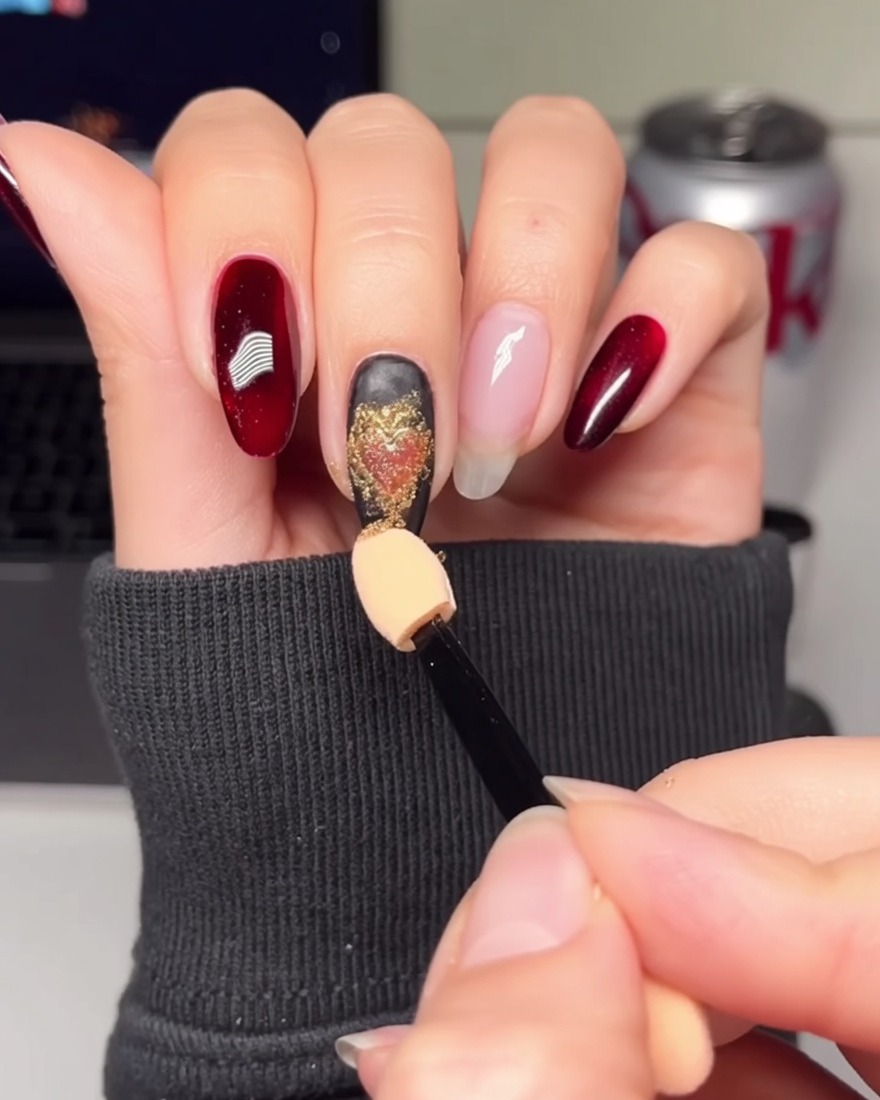 Une main appliquant une couche de vernis gel blanc opaque sur un ongle naturel.