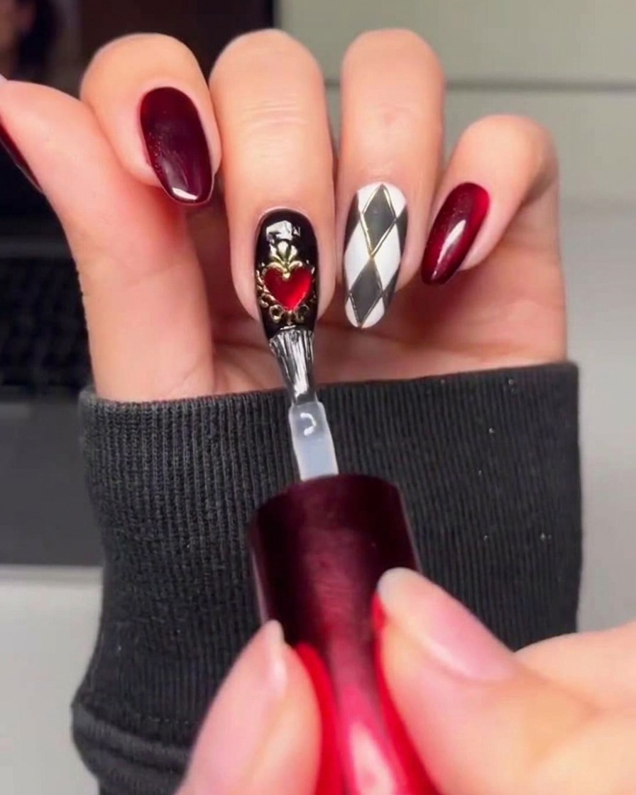 Un pinceau appliquant une dernière couche de top coat transparent et brillant sur les designs finis de nail art.